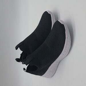 2533- AVIA Black Lightweight Mesh Slip-On Sneakers for Women 6.5 Memory Foam NWT